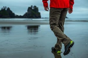 ضد آب هنگامی که جستجوی کفش پیاده روی خود را محدود کردید، ممکن است این سوال GTX را در نظر بگیرید: آیا به ضد آب نیاز دارید یا خیر؟ در تئوری، اگر در کوه‌ها پیاده‌روی می‌کنید، ضد آب یک پتوی امنیتی خوب است. محافظ اضافی همراه با یک غشای ضد آب و قابل تنفس که در کفش تعبیه شده است، برای عبور از نهر، بارندگی غافلگیرکننده یا اگر در سفرهای اولیه فصل برف برخورد می کنید، عالی است. اما لایه اضافی وزن می‌افزاید، به میزان قابل توجهی بر قابلیت تنفس تأثیر می‌گذارد (در زیر بحث شده است)، و طرح‌ها همیشه عالی نیستند. ما متوجه شده‌ایم که مدل‌های Gore-Tex به خوبی کار می‌کنند، و بسیاری از طراحی‌های داخلی به طور مشابهی از آب خارج می‌شوند (تنفس‌پذیری داستان متفاوتی است)، از جمله فناوری BDry Oboz Sawtooth.